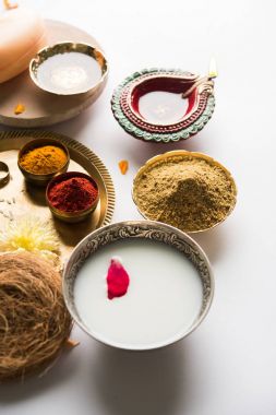 Abhyanga Snan Diwali - ubtan veya Utne, banyo ve Diwali vesilesiyle, seçici odak fırçalayın için bir karışım bitkisel toz ile özel Bitkisel banyo ilk günü