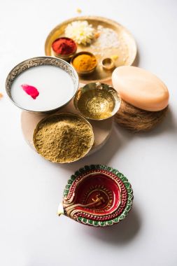 Abhyanga Snan Diwali - ubtan veya Utne, banyo ve Diwali vesilesiyle, seçici odak fırçalayın için bir karışım bitkisel toz ile özel Bitkisel banyo ilk günü