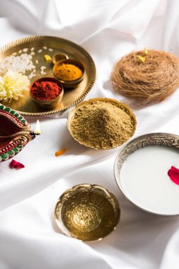 Abhyanga Snan Diwali - ubtan veya Utne, banyo ve Diwali vesilesiyle, seçici odak fırçalayın için bir karışım bitkisel toz ile özel Bitkisel banyo ilk günü
