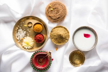 Abhyanga Snan Diwali - ubtan veya Utne, banyo ve Diwali vesilesiyle, seçici odak fırçalayın için bir karışım bitkisel toz ile özel Bitkisel banyo ilk günü