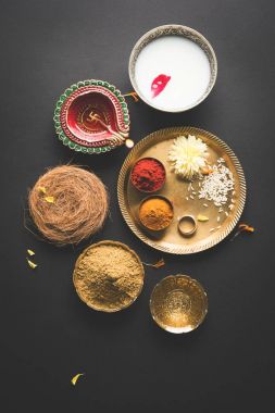Abhyanga Snan Diwali - ubtan veya Utne, banyo ve Diwali vesilesiyle, seçici odak fırçalayın için bir karışım bitkisel toz ile özel Bitkisel banyo ilk günü