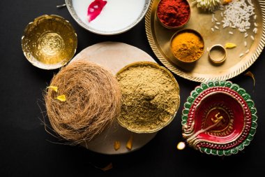 Abhyanga Snan Diwali - ubtan veya Utne, banyo ve Diwali vesilesiyle, seçici odak fırçalayın için bir karışım bitkisel toz ile özel Bitkisel banyo ilk günü