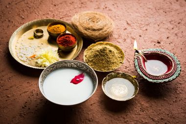 Abhyanga Snan Diwali - ubtan veya Utne, banyo ve Diwali vesilesiyle, seçici odak fırçalayın için bir karışım bitkisel toz ile özel Bitkisel banyo ilk günü