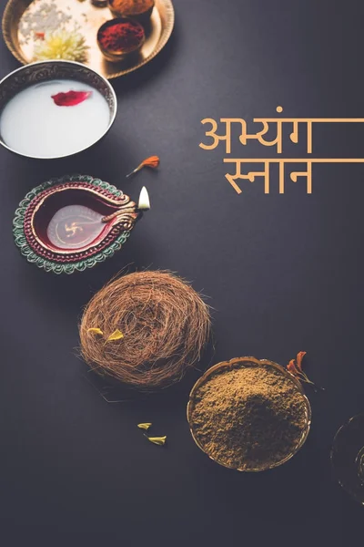 Abhyanga Snan il primo giorno del Diwali - speciale bagno alle erbe con ubtan o Utne, un mix di erbe in polvere per fare il bagno e scrub in occasione del Diwali, focus selettivo — Foto Stock
