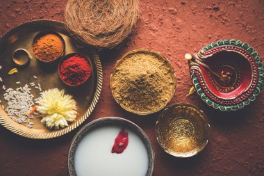 Abhyanga Snan Diwali - ubtan veya Utne, banyo ve Diwali vesilesiyle, seçici odak fırçalayın için bir karışım bitkisel toz ile özel Bitkisel banyo ilk günü