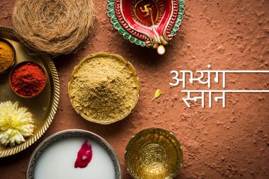 Abhyanga Snan Diwali - ubtan veya Utne, banyo ve Diwali vesilesiyle, seçici odak fırçalayın için bir karışım bitkisel toz ile özel Bitkisel banyo ilk günü