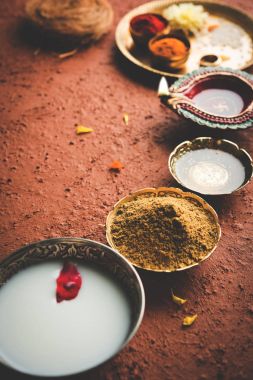Abhyanga Snan Diwali - ubtan veya Utne, banyo ve Diwali vesilesiyle, seçici odak fırçalayın için bir karışım bitkisel toz ile özel Bitkisel banyo ilk günü
