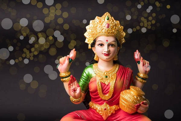 हिंदू देवी लक्ष्मी की मूर्ति पूजा एक हिंदू धार्मिक त्योहार है जो अमावस्या (नया चंद्रमा दिवस) पर पड़ता है जो तिहाड़ या दीपावली का तीसरा दिन है। — स्टॉक फ़ोटो, इमेज