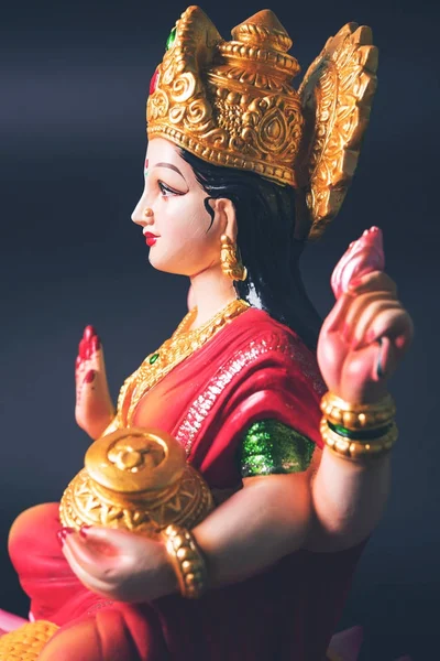 偶像崇拝 - ヒンドゥー教の女神ラクシュミーのラクシュミー ・ プージャーはマスコットまたはディーパバリの 3 日目は、Amavasya (新月の日) に該当するヒンドゥー教の宗教的な祭り — ストック写真