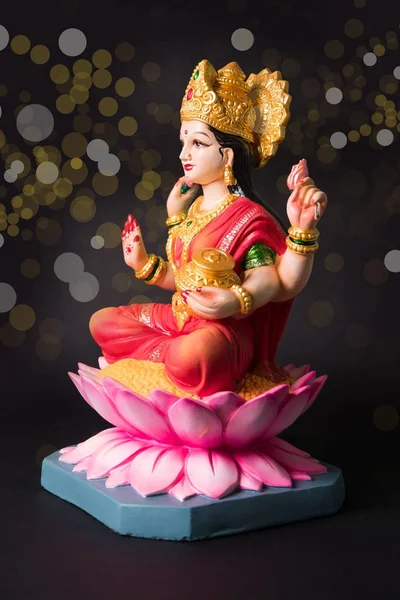 Idol uctívání hinduistické bohyně Lakšmí - Lakshmi Puja je hinduistické náboženské festival, který připadá na Amavasya (new moon den), což je třetí den Tihar nebo Deepawali — Stock fotografie