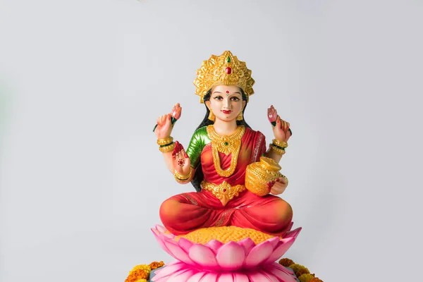 Het aanbidden van het idool van de Hindoeïstische godin Lakshmi - Lakshmi Puja is een hindoeïstische religieuze festival, dat valt op Amavasya (nieuwe maan dag), dat de derde dag van Tihar of Deepawali is — Stockfoto