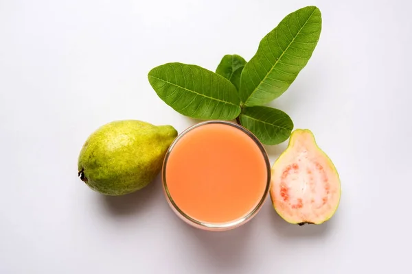 Jus guava atau minuman Amrud atau Smoothie dengan buah Guava segar, fokus selektif pencahayaan murung — Stok Foto
