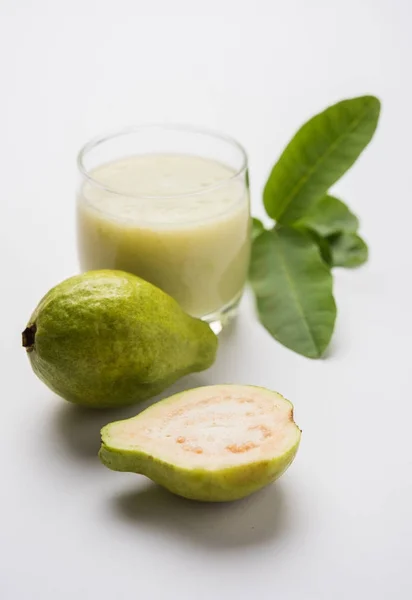 Jus guava atau minuman Amrud atau Smoothie dengan buah Guava segar, fokus selektif pencahayaan murung — Stok Foto