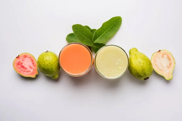 Guave sap of Amrud drink of Smoothie met verse Guava vruchten, humeurig verlichting selectieve aandacht — Stockfoto