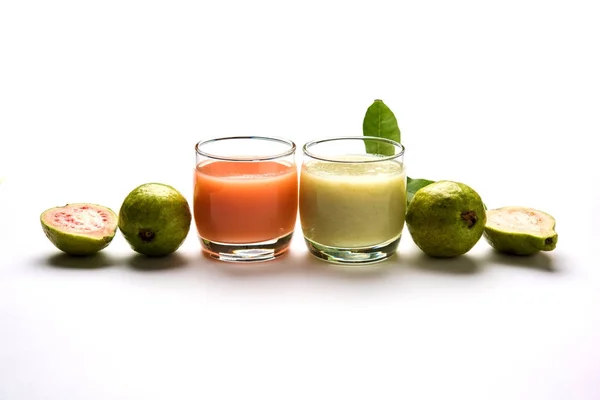 Jus guava atau minuman Amrud atau Smoothie dengan buah Guava segar, fokus selektif pencahayaan murung — Stok Foto