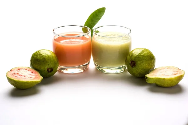 Guave sap of Amrud drink of Smoothie met verse Guava vruchten, humeurig verlichting selectieve aandacht — Stockfoto