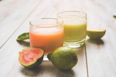 Guava meyve suyu veya Amrud içki veya taze Guava meyve, seçici odak aydınlatma moody ile güler yüzlü