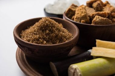 Jaggery, şeker ve kamışı - yan ürünleri şeker kamışı veya ganna gür veya jaggery, ham kahverengi ve rafine beyaz şeker, rock şeker kristalleri veya Hintçe mishri gibi. Seçici odak