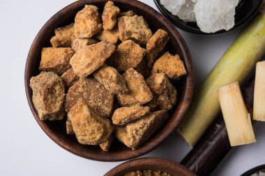Jaggery ve şeker kamışı - yan ürünleri şeker kamışı denilen gür / gud veya jaggery. Jaggery Asya, Afrika tüketilen geleneksel bir santrifüj baston şeker var. Seçici odak
