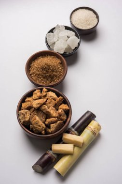 Jaggery, şeker ve kamışı - yan ürünleri şeker kamışı veya ganna gür veya jaggery, ham kahverengi ve rafine beyaz şeker, rock şeker kristalleri veya Hintçe mishri gibi. Seçici odak