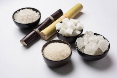 Jaggery, şeker ve kamışı - yan ürünleri şeker kamışı veya ganna gür veya jaggery, ham kahverengi ve rafine beyaz şeker, rock şeker kristalleri veya Hintçe mishri gibi. Seçici odak