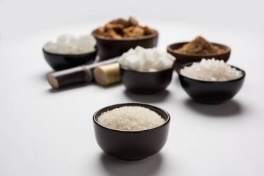 Jaggery, şeker ve kamışı - yan ürünleri şeker kamışı veya ganna gür veya jaggery, ham kahverengi ve rafine beyaz şeker, rock şeker kristalleri veya Hintçe mishri gibi. Seçici odak