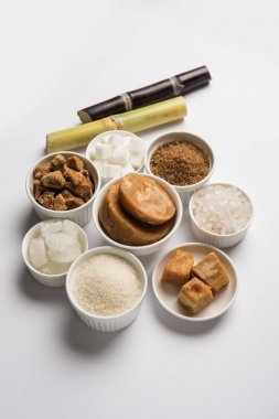 Jaggery, şeker ve kamışı - yan ürünleri şeker kamışı veya ganna gür veya jaggery, ham kahverengi ve rafine beyaz şeker, rock şeker kristalleri veya Hintçe mishri gibi. Seçici odak