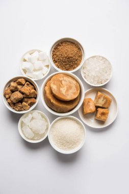 Jaggery, şeker ve kamışı - yan ürünleri şeker kamışı veya ganna gür veya jaggery, ham kahverengi ve rafine beyaz şeker, rock şeker kristalleri veya Hintçe mishri gibi. Seçici odak