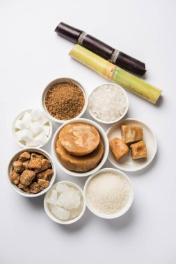 Jaggery, şeker ve kamışı - yan ürünleri şeker kamışı veya ganna gür veya jaggery, ham kahverengi ve rafine beyaz şeker, rock şeker kristalleri veya Hintçe mishri gibi. Seçici odak