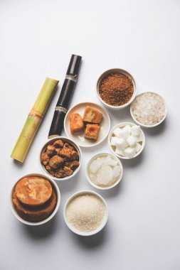 Jaggery, şeker ve kamışı - yan ürünleri şeker kamışı veya ganna gür veya jaggery, ham kahverengi ve rafine beyaz şeker, rock şeker kristalleri veya Hintçe mishri gibi. Seçici odak