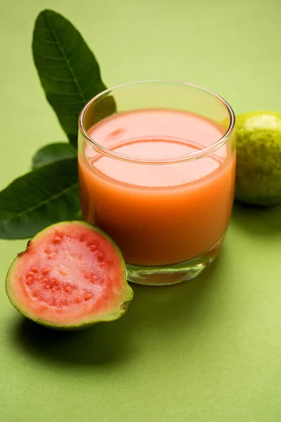 Jus guava atau minuman Amrud atau Smoothie dengan buah Guava segar, fokus selektif pencahayaan murung — Stok Foto