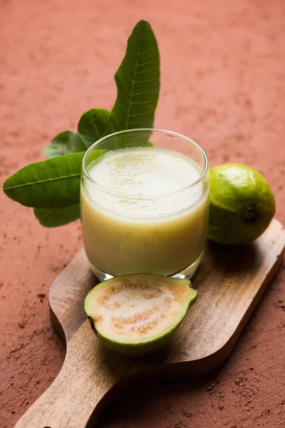Jus guava atau minuman Amrud atau Smoothie dengan buah Guava segar, fokus selektif pencahayaan murung — Stok Foto