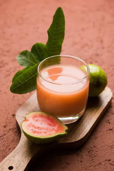 Kvajáva šťávy nebo Amrud nápoj nebo koktejl s čerstvým ovoce Guava, náladové osvětlení Selektivní ostření — Stock fotografie