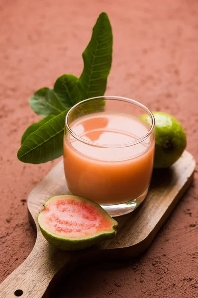 Jus guava atau minuman Amrud atau Smoothie dengan buah Guava segar, fokus selektif pencahayaan murung — Stok Foto