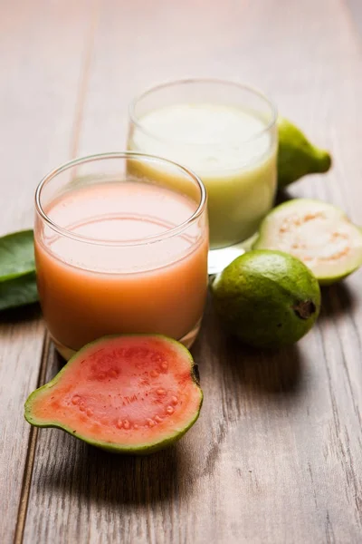 Jus guava atau minuman Amrud atau Smoothie dengan buah Guava segar, fokus selektif pencahayaan murung — Stok Foto