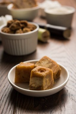 Jaggery, şeker ve kamışı - yan ürünleri şeker kamışı veya ganna gür veya jaggery, ham kahverengi ve rafine beyaz şeker, rock şeker kristalleri veya Hintçe mishri gibi. Seçici odak