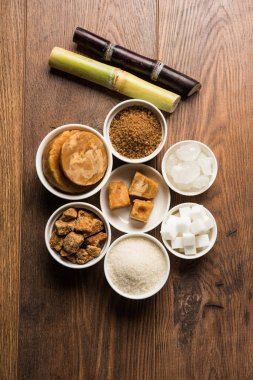 Jaggery, şeker ve kamışı - yan ürünleri şeker kamışı veya ganna gür veya jaggery, ham kahverengi ve rafine beyaz şeker, rock şeker kristalleri veya Hintçe mishri gibi. Seçici odak