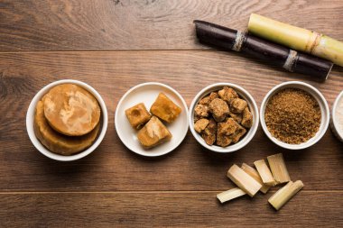 Jaggery, şeker ve kamışı - yan ürünleri şeker kamışı veya ganna gür veya jaggery, ham kahverengi ve rafine beyaz şeker, rock şeker kristalleri veya Hintçe mishri gibi. Seçici odak