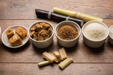 Jaggery, şeker ve kamışı - yan ürünleri şeker kamışı veya ganna gür veya jaggery, ham kahverengi ve rafine beyaz şeker, rock şeker kristalleri veya Hintçe mishri gibi. Seçici odak