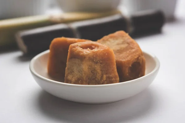 Jaggery és cukornád - melléktermékek cukor cane úgynevezett gur / gud vagy jaggery. Jaggery egy hagyományos nem centrifugál nádcukor fogyasztják Ázsiában, Afrikában. Szelektív összpontosít — Stock Fotó