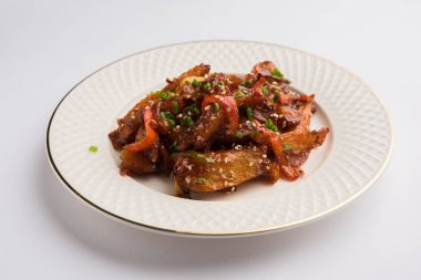 Tatlım kırmızı biber patates veya patates dilimleri, popüler Hint-Çin başlangıç tarifi, susam ve soğan ile süslenmiş. seçici odak