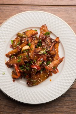 Tatlım kırmızı biber patates veya patates dilimleri, popüler Hint-Çin başlangıç tarifi, susam ve soğan ile süslenmiş. seçici odak