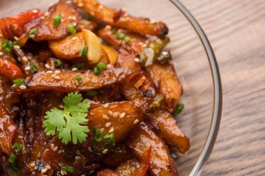 Tatlım kırmızı biber patates veya patates dilimleri, popüler Hint-Çin başlangıç tarifi, susam ve soğan ile süslenmiş. seçici odak