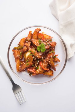 Tatlım kırmızı biber patates veya patates dilimleri, popüler Hint-Çin başlangıç tarifi, susam ve soğan ile süslenmiş. seçici odak