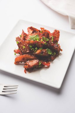 Tatlım kırmızı biber patates veya patates dilimleri, popüler Hint-Çin başlangıç tarifi, susam ve soğan ile süslenmiş. seçici odak