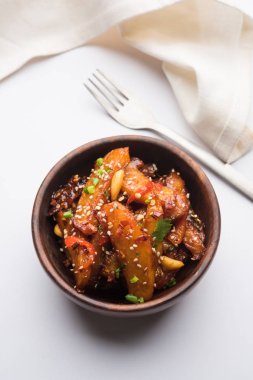 Tatlım kırmızı biber patates veya patates dilimleri, popüler Hint-Çin başlangıç tarifi, susam ve soğan ile süslenmiş. seçici odak