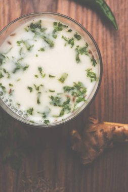 Ayran, chaas, chaach, taak veya lor içki yaz için Hindistan'da baharatlı