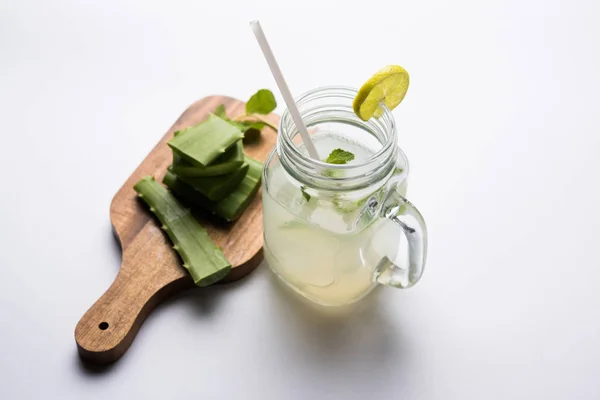 Aloe vera šťáva, gel, hydratační krém, mýdlo a prášek prášek — Stock fotografie
