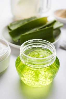 Aloe vera suyu, jel, krem, sabun ve toz toz nemlendirici