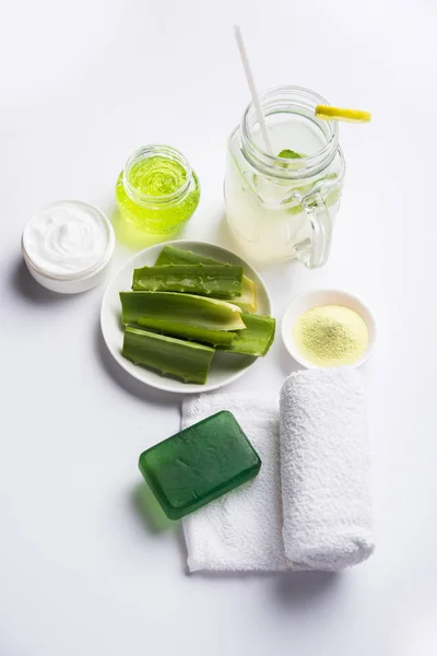 Aloe vera jus, gel, krim pelembab, sabun dan bubuk mesiu — Stok Foto